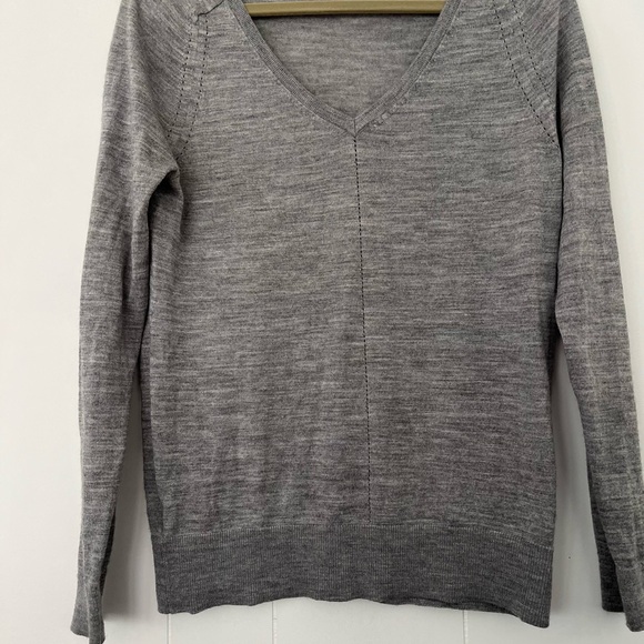 LOFT Gray V-Neck Wool Blend Sweater Size Medium - Picture 9 of 13